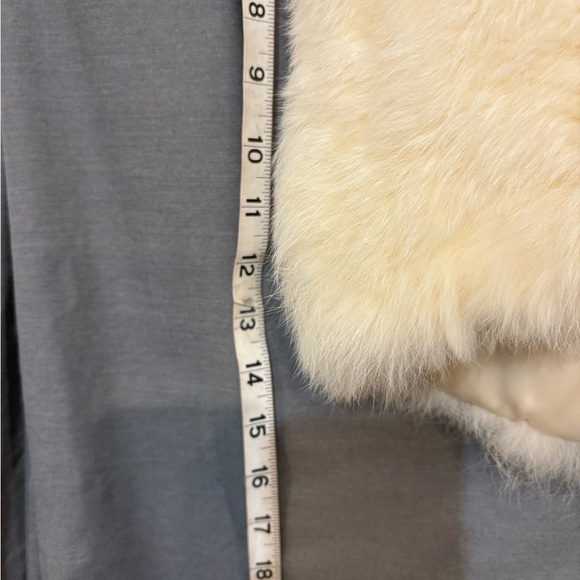 Elegant Cream Fur Women's Cape - Picture 4 of 5